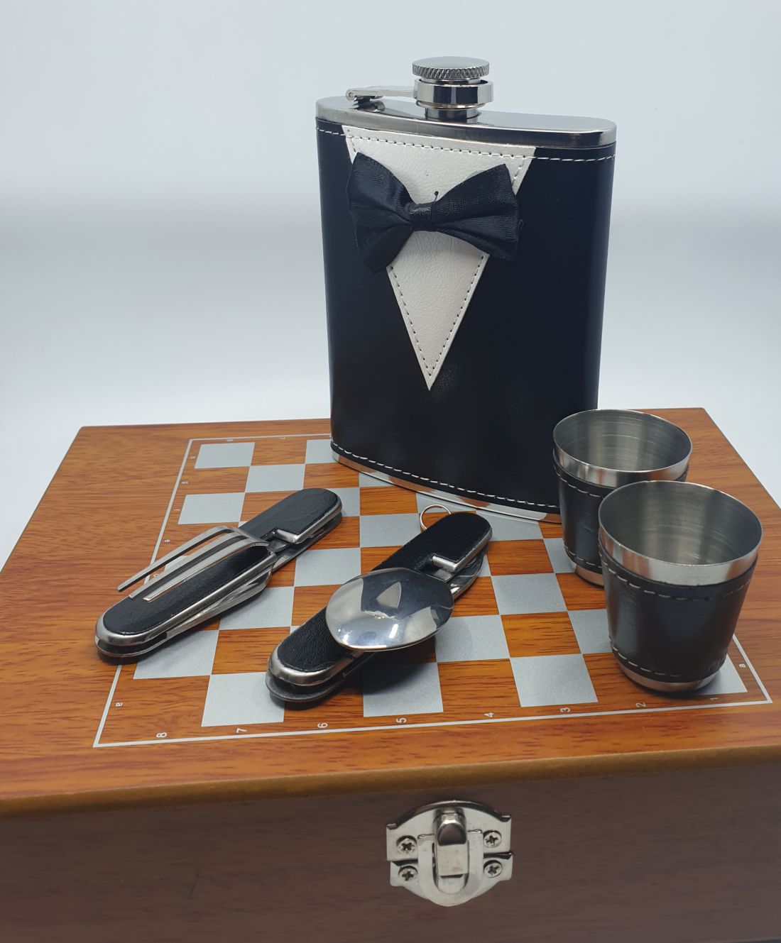 Flaska szett sakk készlettel - összecsukható evőeszközzel